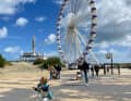 Riesenrad an der Strandpromenade von Nieuwpoort.