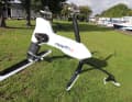 Das Fahrrad gleitet auf Tragflügeln, den sogenannten Foils, auf dem Wasser