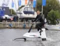 In the BOOTE test: The Manta 5 hydrobike. How it works: When the bike reaches a certain speed, the hydrofoils generate hydrodynamic buoyancy and lift the entire vehicle, including the rider, out of the water