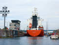 Sportboote laufen in die Schleuse Kiel-Holtenau des Nord-Ostsee-Kanals ein. Ein Frachtschiff liegt bereits in der Kammer