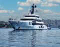 Die 75-Meter-Yacht von Turquoise verfügt über einen ungewöhnlich großen Beachclub, der sich nicht nur zur Badeplattform hin öffnet, sondern über aufklappbare Bordwände auch zu den Seiten