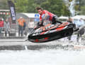 Atemberaubendes Trickfeuerwerk auf dem Messe-See: Niels Willems, mehrfacher Jetski-Pro-Freestyle-Europameister
