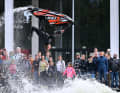 Atemberaubendes Trickfeuerwerk auf dem Messe-See: Niels Willems, mehrfacher Jetski-Pro-Freestyle-Europameister