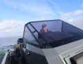 Der Skipper ist beim Fahren des Offshore-Boots gut geschützt