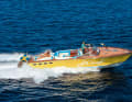 Werbeträger in voller Fahrt: Bis auf die besondere Farbgebung dieses Exemplars ist das Äußere der J Craft Torpedo kom- promisslos klassisch – vom Mast auf dem Vorschiff bis zum Tumblehome am Heck