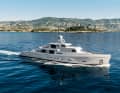 Robust wooden design: The only sweeping line of the styling runs from the stem to the stern. The displacer reaches a top speed of 20 knots with two C32s and a shaft system