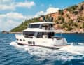 Ganz oben: Die Flybridge lässt die Optionen offen, geschlossen oder halb und halb. Hier ist die Skylounge hinten offen, Seitenfenster fahren herunter