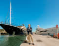 Due giganti: Il presidente del Club de Mar-Mallorca José Luis Arrom sul molo dei gigayacht tra l'Amels "Here Comes The Sun" (a sinistra) di 89 metri dell'imprenditore neozelandese Graeme Hart e la Feadship "Zen" di 88 metri di un miliardario cinese.