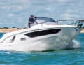 Bénéteau Flyer 9 Sundeck (F):  9,10 m lang, 2,97 m breit, Verdrängung 3350 kg (o. M.). 1 -2 Außenborder bis 500 PS: 91.392 € (o. M.)