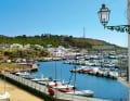 Ausblick mit Hafen und Leuchtturm von Santa Marina di Leuca