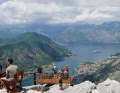 Blick von einem Aussichtspunkt auf die Bucht von Kotor