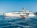 Explorer im Yachtpelz: Im Heck ist der ausgefahrene Kran zu erkennen, der das U-Boot über die Badeplattform ins Nass befördert