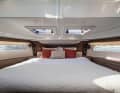 The light-flooded master cabin is equipped with a large skylight.