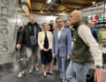 Der Trend zu Booten mit elektrischem Antrieb spiegelte sich auch auf der Magdeboot 2023, hier in der schwedischen Bootsmarke X Shore. In der Bildmitte Steffen Schüller, Geschäftsführer der Messe- und Veranstaltungsgesellschaft Magdeburg (MVGM) und Johanna Buhrke, Projektleiterin der Magdeboot.