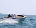 Magonis Wave E 550 (Länge: 5,50 m, Breite: 1,98 m, Verdrängung: 335 kg, Motor: 30 kW)
