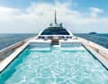 Outdoor pool: Mangusta installed a gently sloping pool with massage jets on the foredeck. Filling the pool takes 45 minutes. If it has to be done quickly, the pool can be emptied in five minutes