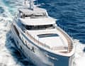 Kann auch anders: Der von Van Oossanen Naval Architects durchgerechnete Alurumpf basiert auf der bewährt ökonomischen Fast Displacement Hull Form (FDHF). Dennoch sind damit auch Geschwindigkeiten knapp unterhalb der 17-Knoten-Marke möglich