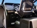 Das Cockpit ist mit drei Carbon-Schalensitzen sowie drei Garmin-Bildschirmen ausgestattet