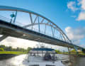 Die „Rolling Swiss II“ macht auf dem Van Starkenborghkanaal gute Fahrt Richtung Groningen