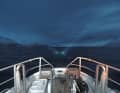 Es werde Licht: Nach dem Ablegen testet die Crew der „Oscar Tybring“ die beiden Suchscheinwerfer