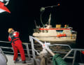 Co-Skipper Roger Pettersen bringt die Wurfleine beim Havaristen ins Ziel