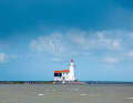 Der Leuchtturm Paard van Marken (Pferd von Marken) auf seiner schmalen Halbinsel, bei gutem Wetter beliebtes Ausflugsziel