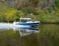 Die Nimbus C8  auf der Mosel vor  Traben-Trarbach. Topspeed: 43,4 Knoten