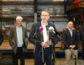 Heute Morgen in Rendsburg bei Nobiskrug: Dr. Christoph Morgen, Michael Schmidt, MP Daniel Günther, Thorsten Rönner, Chas Kelly (v.l.n.r.). Foto:Marianne Lins / FSG