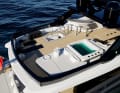 Die Flybridge mit Jacuzzi.