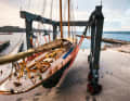 Der Travellift hievt maximal  800 Tonnen, hier  die 42 Meter lange „Mariette of 1915“.