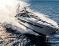 28-metre jet: Two MTU diesels deliver 3878 kilowatts to the shafts of the surface drive. 42 knots flow into a five metre high and 30 metre long roostertail