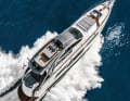 Verwaist: Gäste sollten im Wind stehende Außen­flächen bei über 15 Knoten nicht mehr aufsuchen. Die Flybridge und der Bügel in Flügelform bestehen vollständig aus Karbon