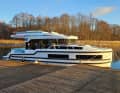 Markanter Hingucker und viel Platz an Deck dank der eleganten Flybridge