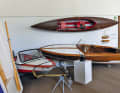 Ein Campingdinghi, ein Volkspaddelboot und ein Wellenbinder im Ausstellungsraum des Luftfahrttechnischen Museums in Rechlin