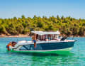 3. Quicksilver 805 Pilothouse (Pl): 7,15 m lang, 2,89 m breit, Verdrängung 2434 kg. Mit 1x 350-PS-Außenborder: 88.680 € auf Anfrage