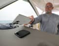 The compact ultra is waterproof and can also be used outdoors. The smartphone is held in position magnetically