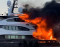 "Atina" stand in Flammen