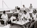 Legendär die Prominenz an Bord von „Christina“, Onassis umgab sich oft mit Politikern und Schauspielern. Hier Elizabeth Taylor und Richard Burton –, Paparazzi waren willkommen