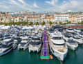 In addition to large yachts, medium-sized boats were also on display.