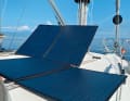 Einspeisung: Um die Energiebilanz auszugleichen, genügen im Sommer zwei mobile 100-Watt-Solarpaneele. Für Regentage ist ein Generator an Bord
