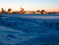 Strahlende Winterpracht:  Hafen und Altstadt von Stralsund  im Licht des frühen Abends,  gesehen von der Insel Dänholm