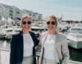 Die Magdeboot-Zwillinge: Mit Charme, übersprühender Begeisterung und Top-Service geben Projektleiterin Johanna Buhrke und Schwester Theresa der Boots- und Wassersportmesse in Magdeburg eine besondere Note. Das Foto stammt von der Boot & Fun inwater in Werder (Havel)