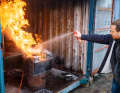 Löschvorgang große Flamme: Bei allen Sprays wurden die Flammen erst größer. Entscheidend ist, wie groß genau, denn die Stichflamme ist gefährlich