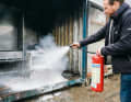 From powder to foam: Special foam extinguishers are now also the recommended extinguishing agent for grease fires. The extinguishing effect is very good and the foam is easy to clean up