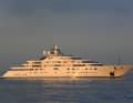 8. A+: Die Ex-„Topaz“ scheint sich weiter im Besitz von Scheich Mansour bin Zayid Al Nahyan zu befinden. Der Sohn von Zayid bin Sultan Al Nahyan ist Mitglied der Herrscherfamilie von Abu Dhabi und hat auch „Blue“ (Platz 5) bei Lürssen geordert. Seit dem Namenswechsel vor gut fünf Jahren gibt es kaum Fotos von „A+“, der längsten Yacht aus Tim-Heywood-Rechnern. Die Optik der unteren Rumpfkante ist einem Kriegsschiff entlehnt.
