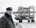 Der Schiffskran „Big Willi“ im Jahr 1980. Neben Motorbooten und -yachten hebt er auch...
