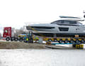 Es folgen Aufnahmen der boot 2023: Hier wird die Yacht vom Wasser in die Messehalle transportiert
