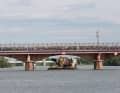 Für die Durchfahrt unter der Brücke wurde der Ponton mit Wasser beschwert