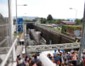 Zentimeterarbeit in der Schleuse Schwabenheim unter den Blicken zahlreicher Zuschauer