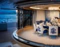 Formeller Speiseplatz auf dem Oberdeck: Diese Rotunde schließt die Skylounge achtern ab. Ihre Glaspaneele lassen  sich zu 120 Grad öffnen